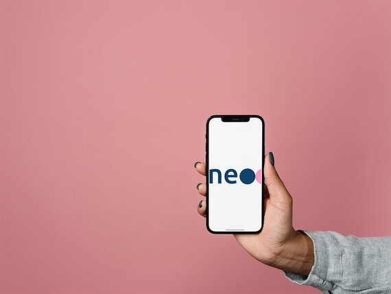 Hand mit Smartphone auf dem das NEO Logo zu sehen ist.